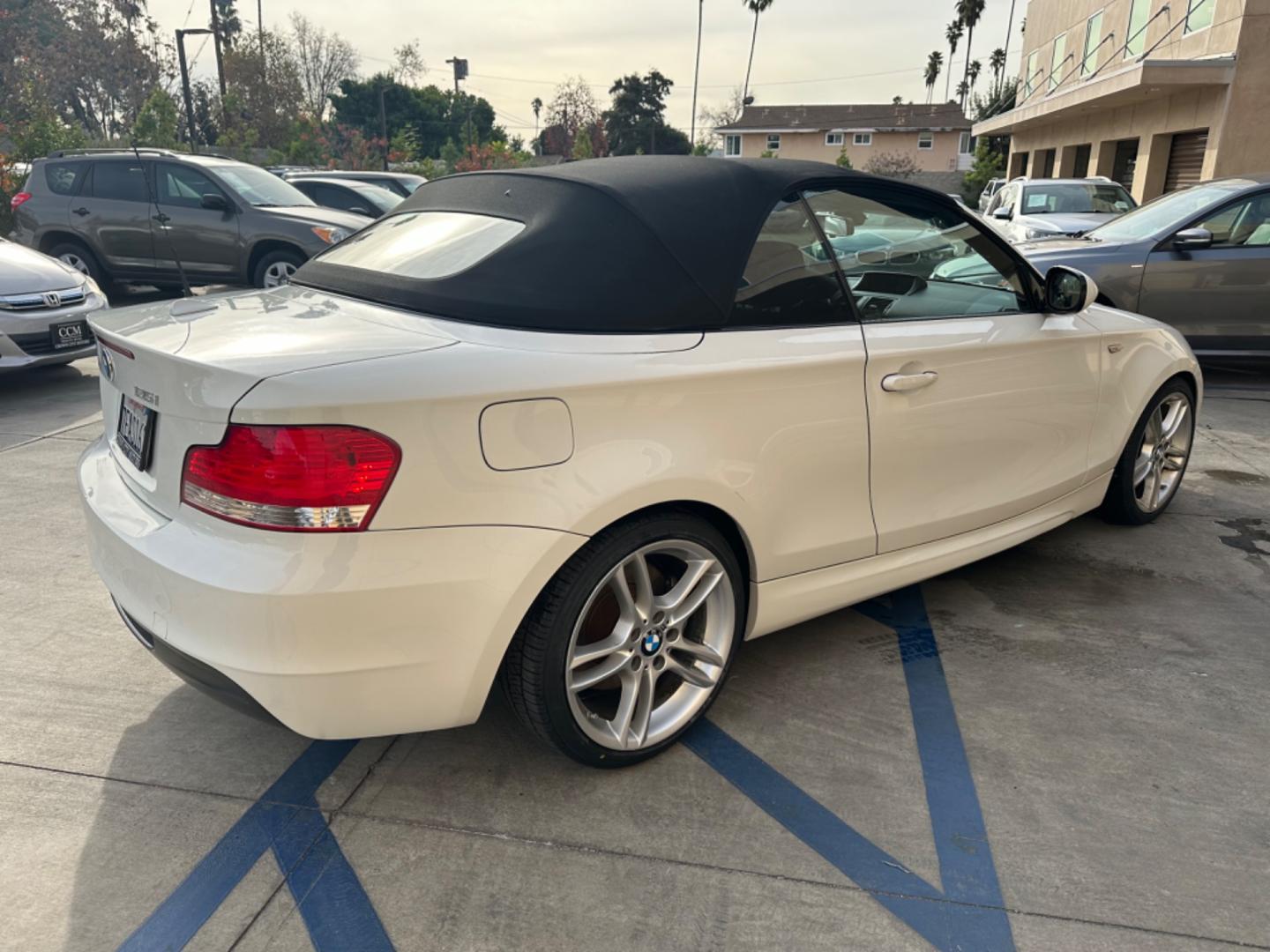 2011 WHITE /Black BMW 1-Series 135i Convertible (WBAUN7C56BV) with an 3.0L L6 DOHC 24V engine, Automatic transmission, located at 30 S. Berkeley Avenue, Pasadena, CA, 91107, (626) 248-7567, 34.145447, -118.109398 - Experience the Ultimate Driving Pleasure: 2011 BMW 135i Convertible Now Available in Pasadena, CA Discover the thrill of open-air driving with the 2011 BMW 135i Convertible, a perfect blend of luxury and performance, now featured at our BHPH dealership in Pasadena, CA. This exquisite convertible - Photo#4